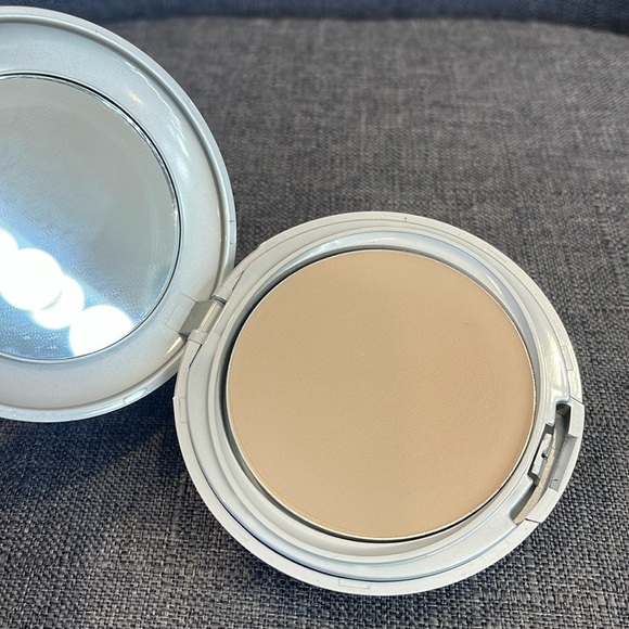 Oil Free & Fragrance Free Pressed Powder “Ivory” - Picture 2 of 3